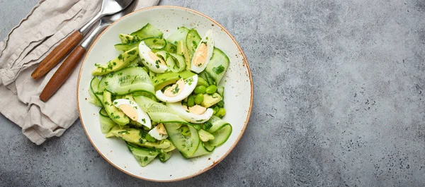 Gesunde Grüne Avocado Salatschüssel Mit Gekochten Eiern Geschnittenen Gurken Edamame — Stockfoto