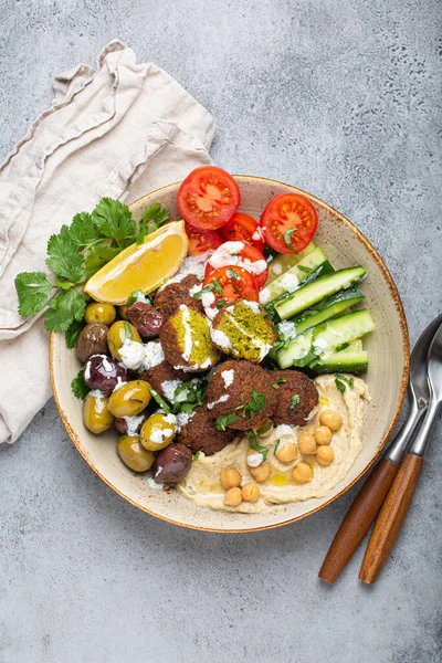 Falafel Salad Bowl Hummus Vegetables Olives Herbs Yogurt Sauce Vegan — Stockfoto