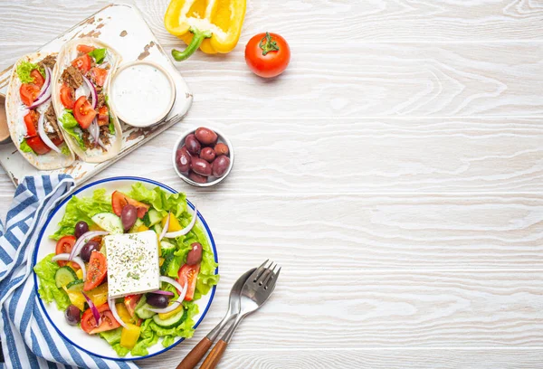 Comida Grega Tradicional Salada Grega Gyros Com Carne Legumes Molho — Fotografia de Stock