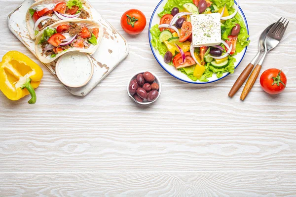 伝統的なギリシャ料理 ギリシャのサラダ 肉や野菜とジャイロ Tzatzikiソース 上から白い素朴な木製のテーブルの背景にオリーブ ギリシャ料理 スペースのコピー — ストック写真