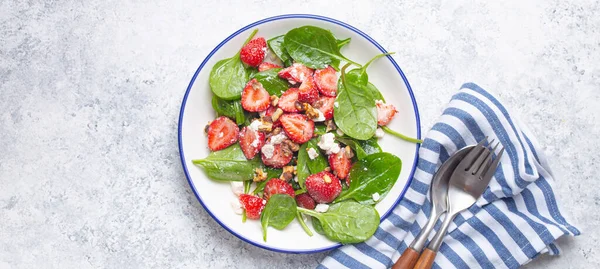 Salată Ușoară Vară Sănătoasă Căpșuni Proaspete Spanac Brânză Cremă Nuci — Fotografie, imagine de stoc