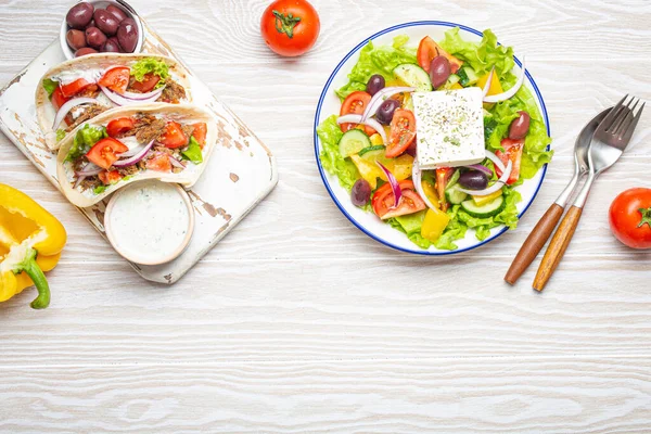 Traditioneel Grieks Eten Griekse Salade Gyros Met Vlees Groenten Tzatziki — Stockfoto