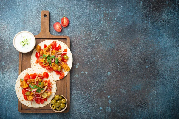 Matlagning Traditionell Grekisk Dish Gyros Pita Bröd Med Grönsaker Kött — Stockfoto