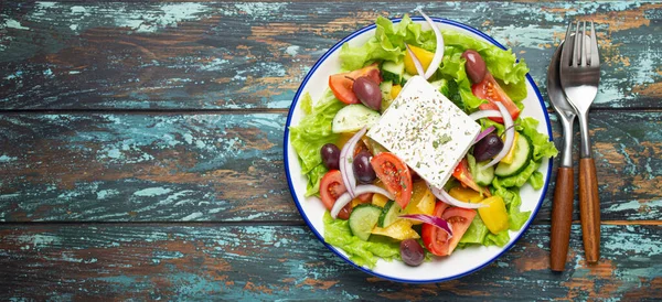 Traditionell Grekisk Sallad Med Fetaost Tomater Bell Pepper Gurkor Oliver — Stockfoto