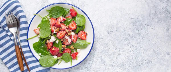 Light Healthy Summer Salad Fresh Strawberries Spinach Cream Cheese Walnuts — Stock Photo, Image