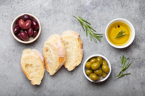 Tranches Ciabatta Frais Olives Vertes Brunes Huile Olive Romarin Branches — Photo