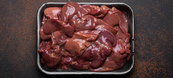 Raw Chicken Liver Black Supermarket Tray Top View Dark Rustic — Stok fotoğraf
