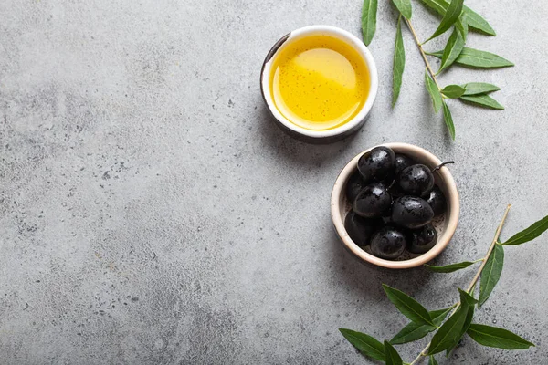 Černé Olivy Extra Panenský Olivový Olej Malé Misce Olivovníky Větve — Stock fotografie