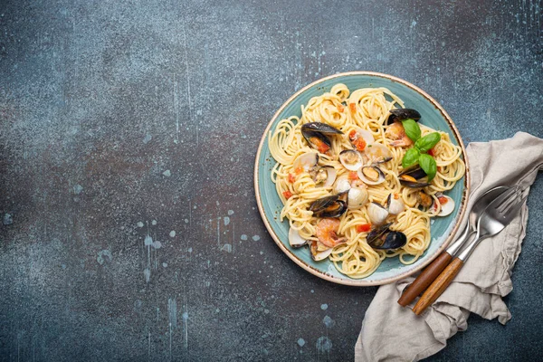 Italian Seafood Pasta Spaghetti Mussels Shrimps Clams Tomato Sauce Green — Stock Photo, Image