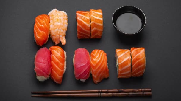 Traditionell Japansk Sushi Ovanifrån Mörk Svart Rustik Skiffer Långsamt Roterande — Stockvideo