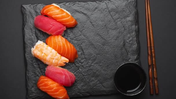 Traditionell Japansk Sushi Ovanifrån Mörk Svart Rustik Skiffer Långsamt Roterande Stockfilm