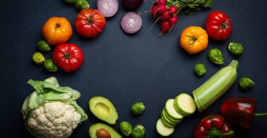 Farklı taze sebzeler, kabak kesimi, kırsal arka planda yeşillik. Sağlıklı malzemelerden, diyet yemeklerinden ve beslenme konseptinden vejetaryen yemeği pişirmek, metin için alan