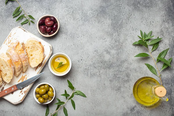 Krájené Čerstvé Ciabatta Řezání Kuchyňské Desky Zelené Hnědé Olivy Olivový — Stock fotografie