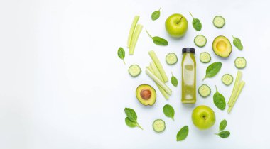 Yeşil meyve ve sebzelerle çevrili bir şişe yeşil smoothie: beyaz arka planda elma, avokado, ıspanak, kereviz, salatalık. Diyet, sağlıklı beslenme, detoks, kopyalama alanı