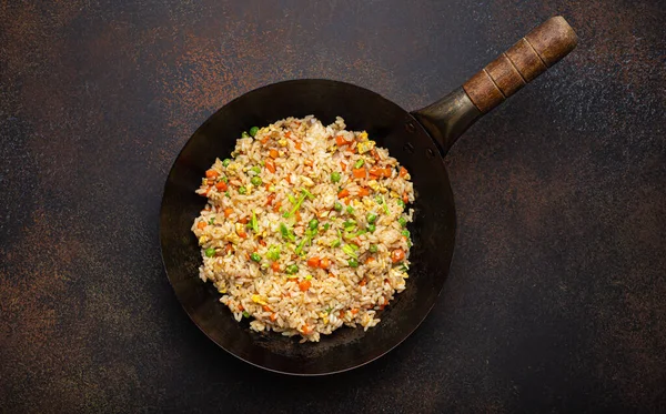 Authentic Chinese Asian Fried Rice Egg Vegetables Wok Top View — Fotografia de Stock