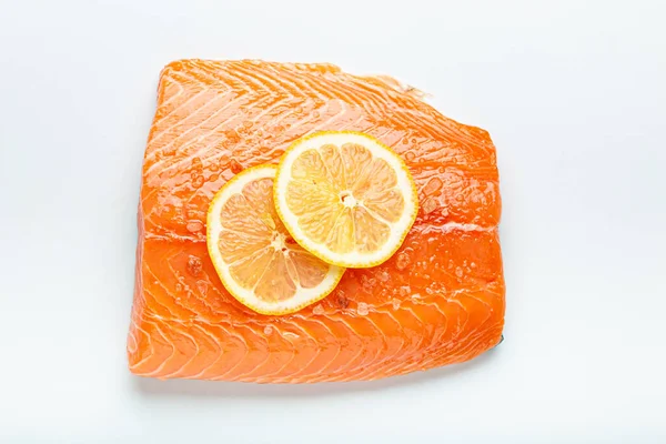 新鲜的生鲑鱼大理石片 在白色背景上与柠檬和粗盐分离 顶部视图 健康营养和饮食 — 图库照片