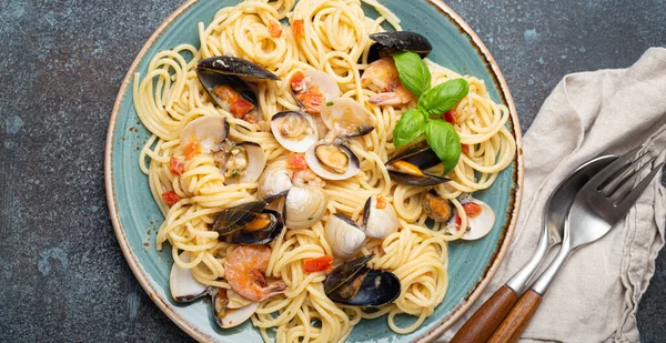 Italian Seafood Pasta Spaghetti Mussels Shrimps Clams Tomato Sauce Green — Stock Photo, Image