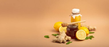 Detoks içeceği, deniz dikenli böğürtlen, limon, nane, zencefil, cam kavanozda bal. Bağışıklık uyarıcısı ve gribe karşı besin. Bağışıklık sistemini güçlendirmek için sağlıklı doğal ilaçlar.