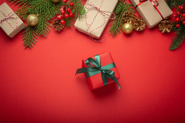 Weihnachten Oder Neujahr Feier Rotes Papier Festlichen Hintergrund Mit Dekoration lizenzfreie Stockfotos