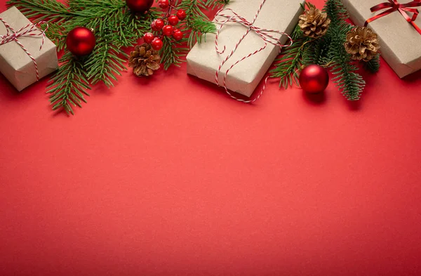Noël Nouvel Célébration Papier Rouge Fond Festif Avec Sapin Décoration Photos De Stock Libres De Droits