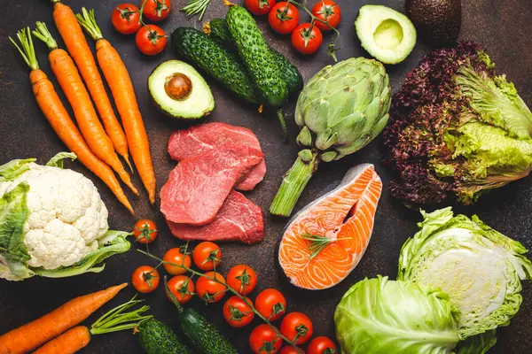 Productos Crudos Surtidos Alimentos Verduras Carne Res Filete Salmón Pescado Imágenes de stock libres de derechos