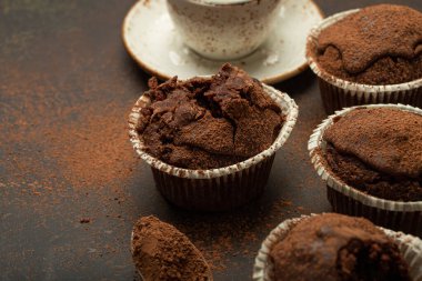 Çikolata ve kakaolu kek, kahve kapuçino ve kahve açılı kapuçino kahverengi taştan arka plan, tatlı ev yapımı koyu çikolatalı kekler..