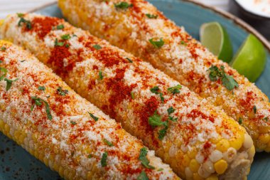Elotes, kremalı, peynirli ve baharatlı soslu mısır koçanının üzerinde ızgara mısır bulunan popüler bir Meksika sokak yemekleridir.