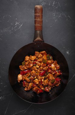 Wok lezzetli kung pao tavuğu ile doludur. Yumuşak tavuk, çıtır fıstık ve canlı sebzelerle. Hepsi lezzetli bir sosla kaplıdır.