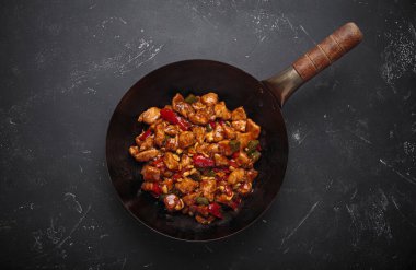 Wok lezzetli kung pao tavuğu ile doludur. Yumuşak tavuk, çıtır fıstık ve canlı sebzelerle. Hepsi lezzetli bir sosla kaplıdır.