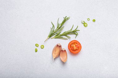 Taze kesilmiş sebzeler ve otlar gri arka planda boş bir alanı, sağlıklı ve organik bir yaşam tarzını, yemek pişirme konseptini çerçeveliyorlar.