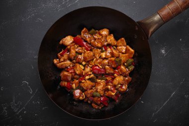 Wok lezzetli kung pao tavuğu ile doludur. Yumuşak tavuk, çıtır fıstık ve canlı sebzelerle. Hepsi lezzetli bir sosla kaplıdır.