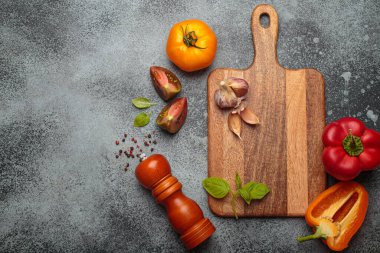 Koyu tezgahta taze sebzeler ve baharatlar, kırsal kesim tahtaları, üst manzara. Sağlıklı, organik pişirme kavramı, kopyalama alanı