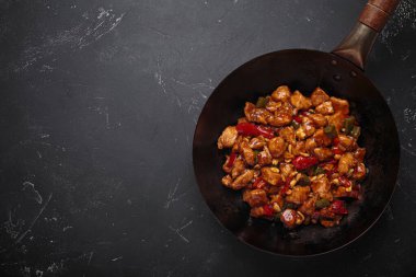 Wok lezzetli kung pao tavuğu ile doludur. Yumuşak tavuk, çıtır fıstık ve canlı sebzelerle. Hepsi lezzetli bir sosla kaplıdır. Boşluğu kopyala