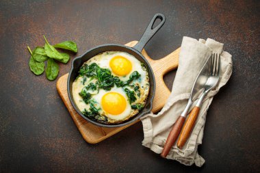 Sağlıklı demir bir tavada ıspanaklı omlet besleyici ve lezzetli bir kahvaltı ya da brunch için servis edilmeye hazır.