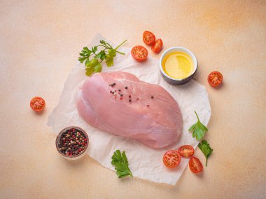 Biberli, kiraz domatesli, maydanozlu ve yağlı taze çiğ hindi filetosu.