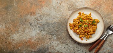 Lezzetli ve aromalı akuri tabağı, soğan, domates, baharat ve otlarla pişirilmiş geleneksel Hint omleti tabağı.