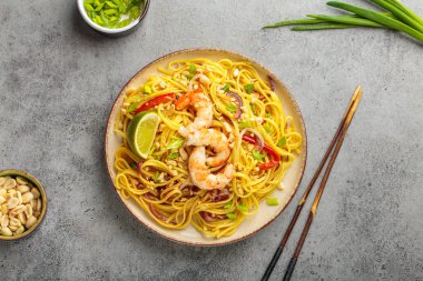 Karides, yer fıstığı, limon, kırmızı dolma biber ve gri soğanlı nefis Tayland eriştesi.