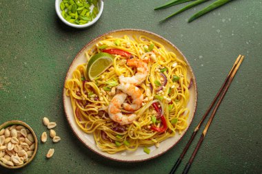 Karides, yer fıstığı, limon, kırmızı dolma biber ve yeşil soğanlı nefis Tayland eriştesi.