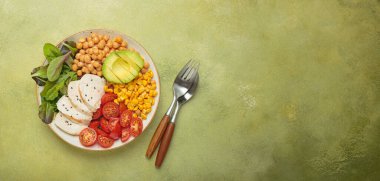 Kızarmış tavuk göğsü, nohut, avokado, mısır ve domatesli sağlıklı bir kase, dengeli ve besleyici bir yemek ve sağlıklı bir yaşam tarzı.