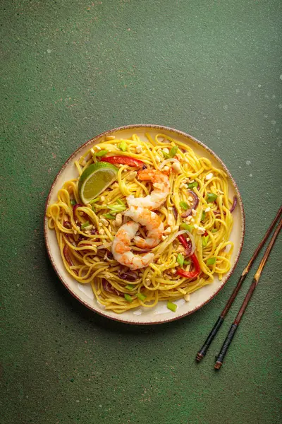 Karides, yer fıstığı, limon, kırmızı dolma biber ve yeşil soğanlı nefis Tayland eriştesi.