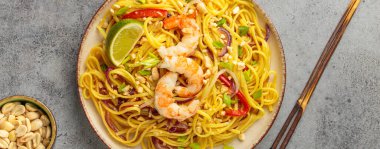 Karides, yer fıstığı, limon, kırmızı dolma biber ve gri soğanlı nefis Tayland eriştesi.