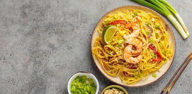 Karides, fıstık, soğan, kireç ve kırmızı dolma biber dilimli Tayland eriştesi seramik tabakta servis edilir. Tayland Tabağı, kopyalama alanı