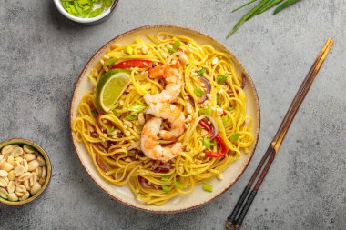 Karides, yer fıstığı, limon, kırmızı dolma biber ve gri soğanlı nefis Tayland eriştesi.