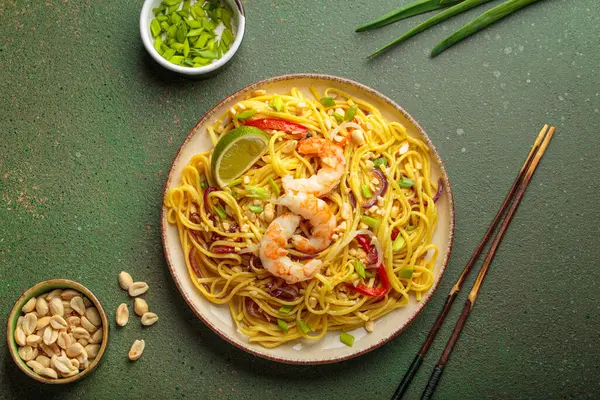 Karides, yer fıstığı, limon, kırmızı dolma biber ve yeşil soğanlı nefis Tayland eriştesi.