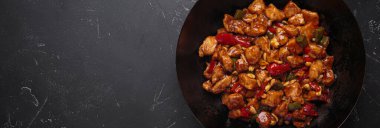 Wok lezzetli kung pao tavuğu ile doludur. Yumuşak tavuk, çıtır fıstık ve canlı sebzelerle. Hepsi lezzetli bir sosla kaplıdır. Boşluğu kopyala