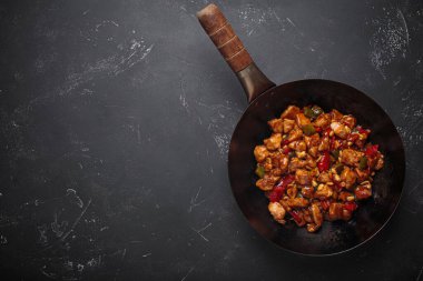Wok lezzetli kung pao tavuğu ile doludur. Yumuşak tavuk, çıtır fıstık ve canlı sebzelerle. Hepsi lezzetli bir sosla kaplıdır. Boşluğu kopyala