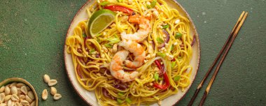 Karides, yer fıstığı, limon, kırmızı dolma biber ve yeşil soğanlı nefis Tayland eriştesi.