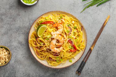 Karides, yer fıstığı, limon, kırmızı dolma biber ve gri soğanlı nefis Tayland eriştesi.