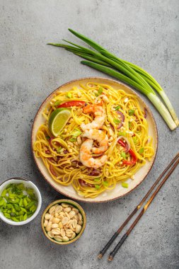 Karides, yer fıstığı, limon, kırmızı dolma biber ve gri soğanlı nefis Tayland eriştesi.