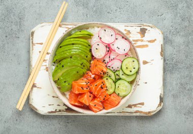 Poke kasesi, geleneksel bir Hawai yemeği dilimlenmiş çiğ somon, avokado, pirinç ve sebzelerle servis edilen sebzeler, sağlıklı bir yemek.